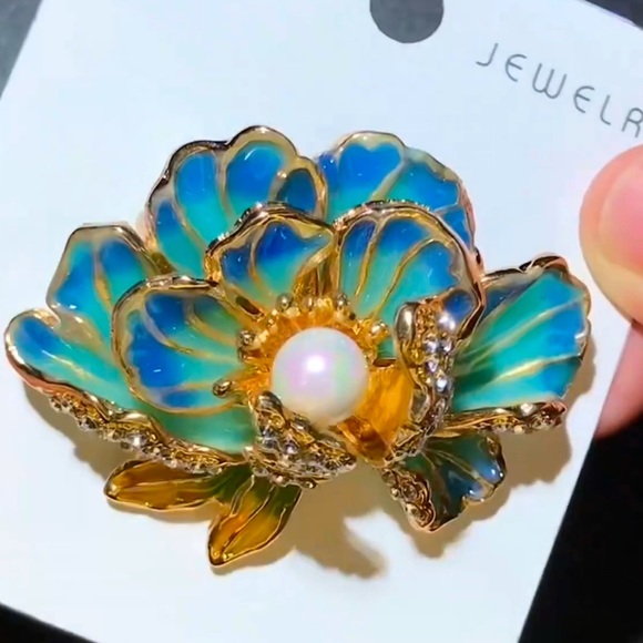 Blue Lotus Floral Pearl Brooch - Picture 3 of 6